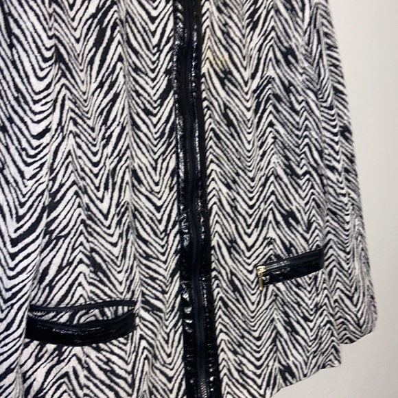 Zebra Black White Stripe Zip Up Jacket with Shiny Zippers Size Large - Picture 2 of 6